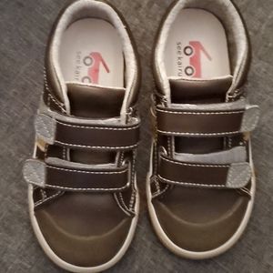 Boys brown leather shoes . GUC